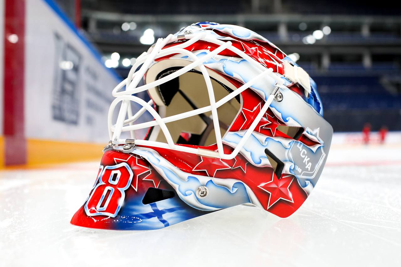 Вратарь ЦСКА Федотов презентовал новый шлем перед началом сезона КХЛ