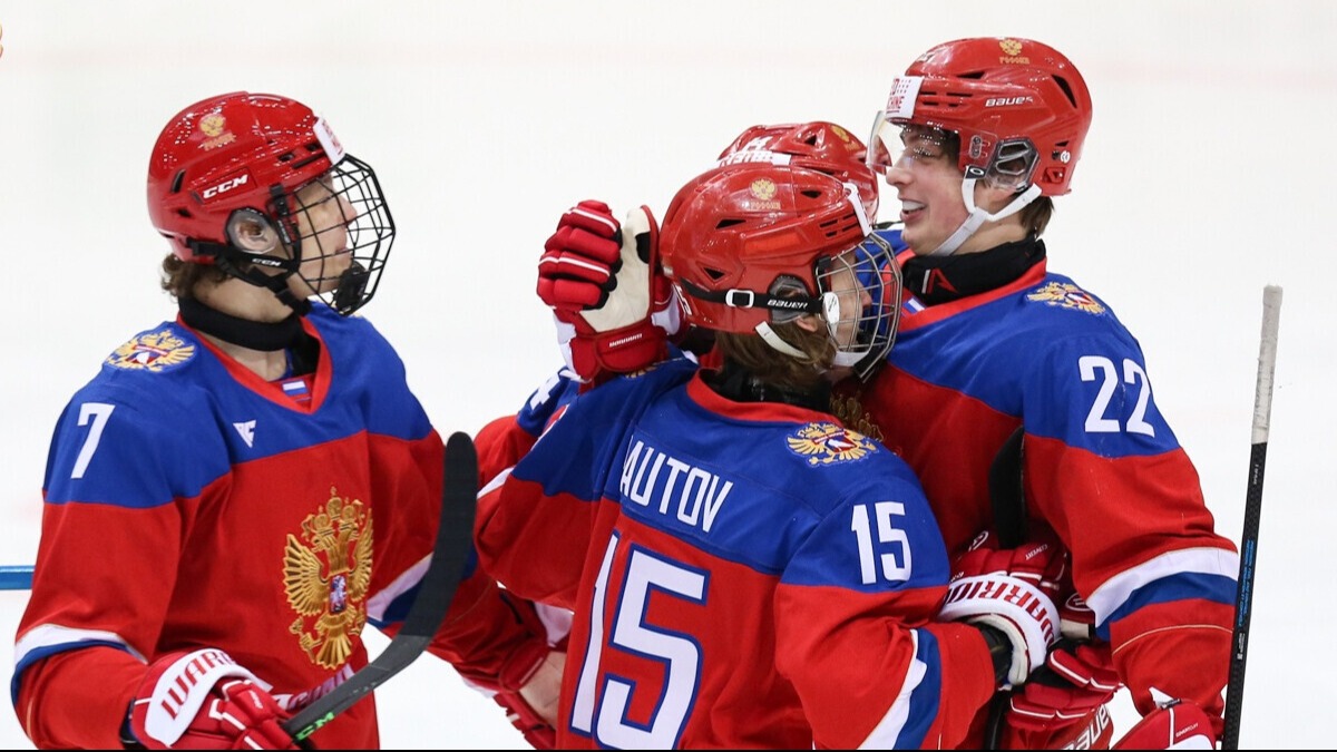 Хоккеисты сборной России U-18 сожалеют об инциденте на награждении в Беларуси