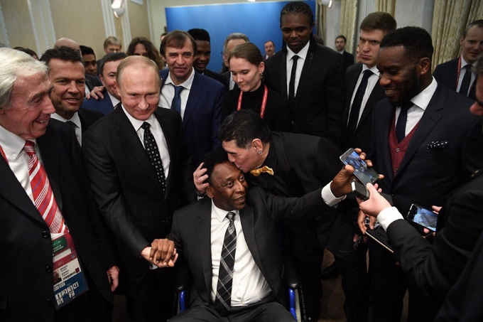 Владимир Путин, Пеле и целующий его в лоб Диего Марадона