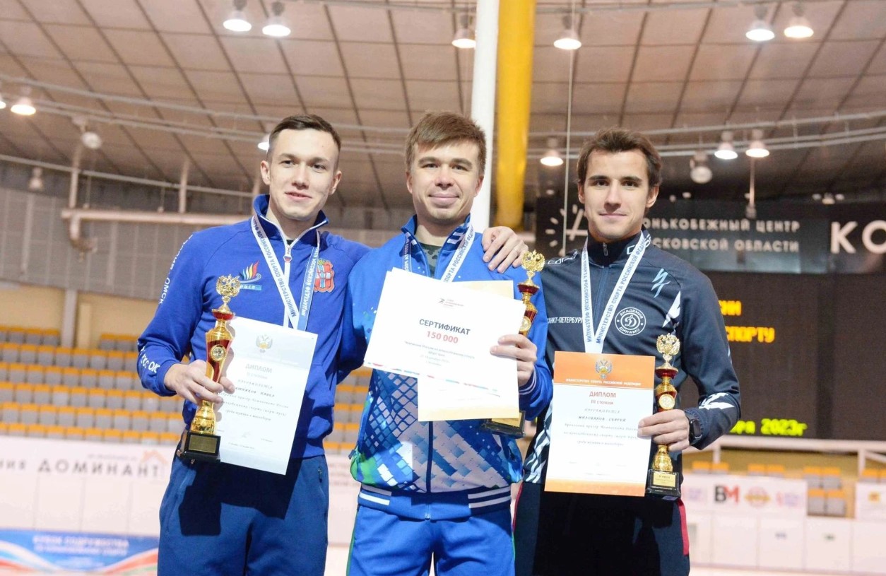 В декабре Семён Елистратов (в центре) выиграл чемпионат России в многоборье. Фото: www.russkating.ru