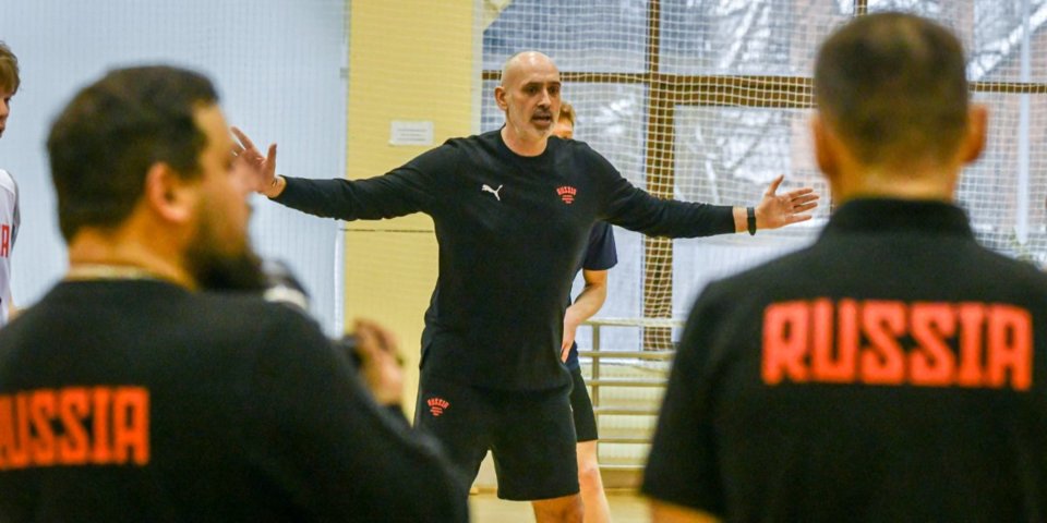 Главный тренер сборной России по баскетболу Лукич назвал рабочим вариант перехода в Азию