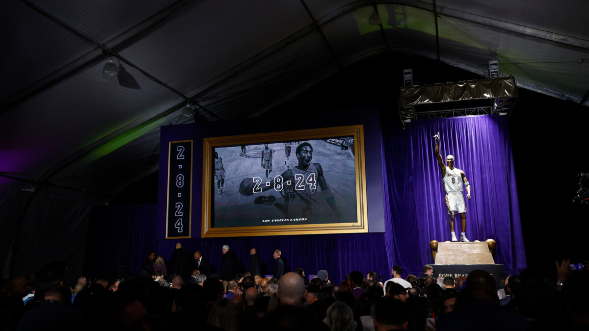 Рядом с ареной «Лос-Анджелес Лейкерс» открыли статую Коби Брайанта