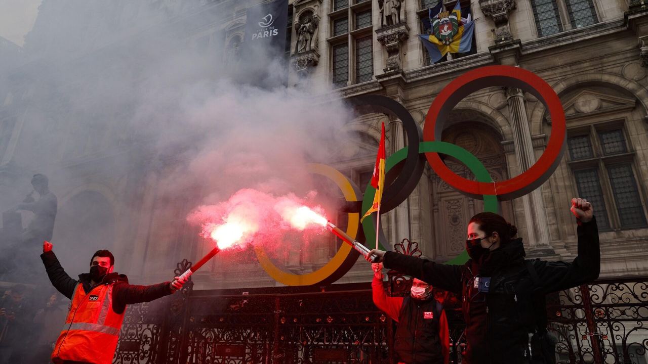 Протесты с файерами в Париже