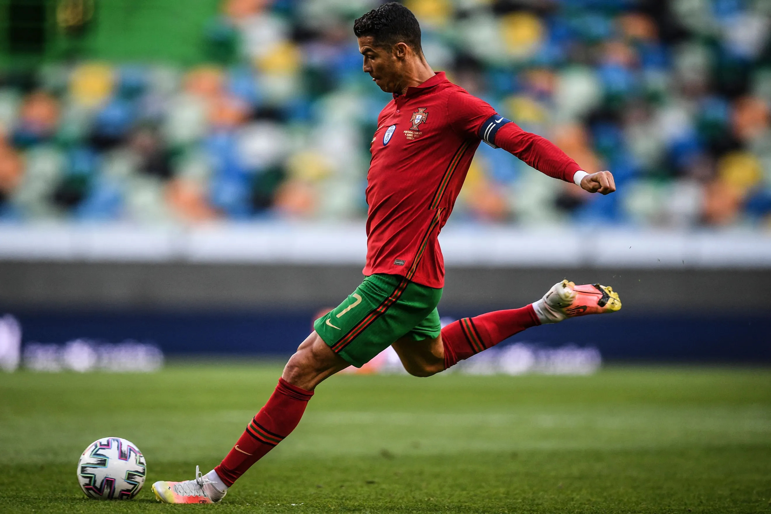 Сборная Португалии обыграла Исландию в отборе Евро-2024, Роналду отметился голевой передачей