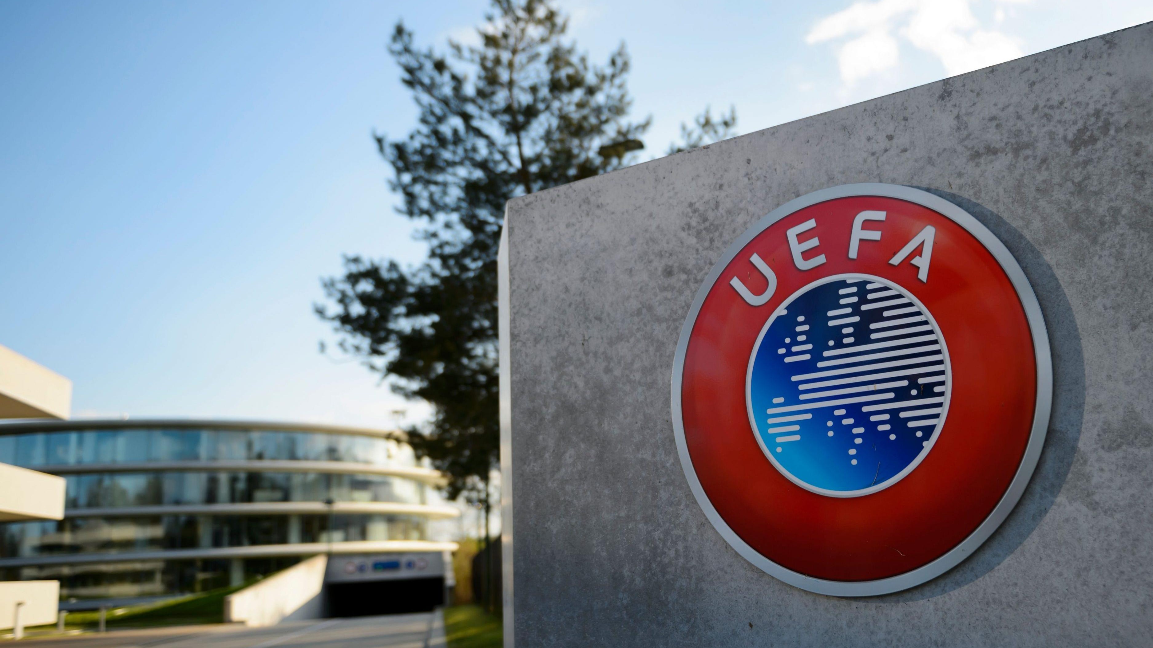 Вице-президенты УЕФА Гилл, Бонек и Макаллистер выступали против допуска сборных России до 17 лет