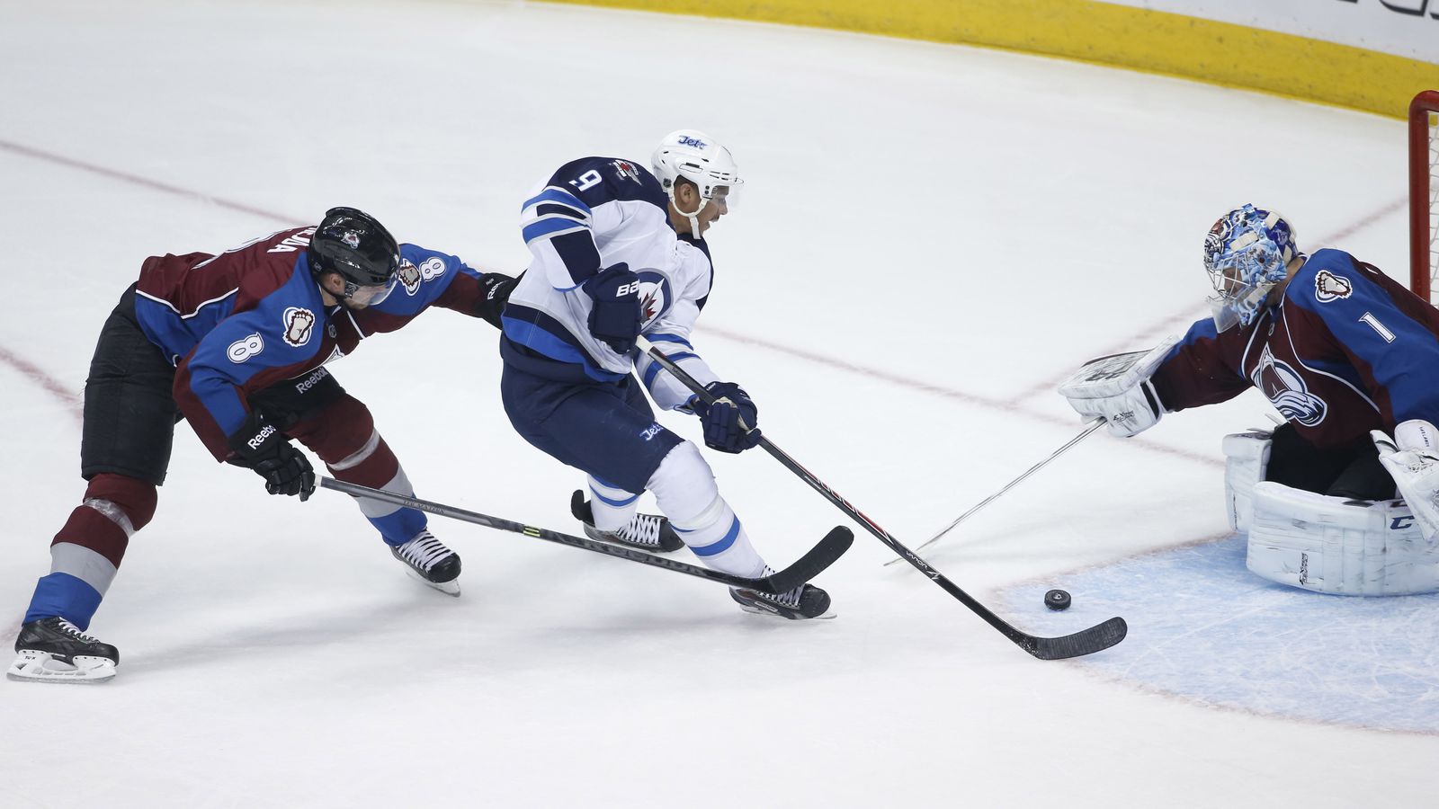 Шайба Ничушкина помогла «Колорадо» обыграть «Виннипег» в матче плей-офф НХЛ