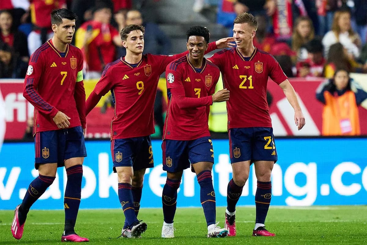 Сборная Испании обыграла Грузию в последнем матче отбора Евро-2024, несмотря на гол Кварацхелии