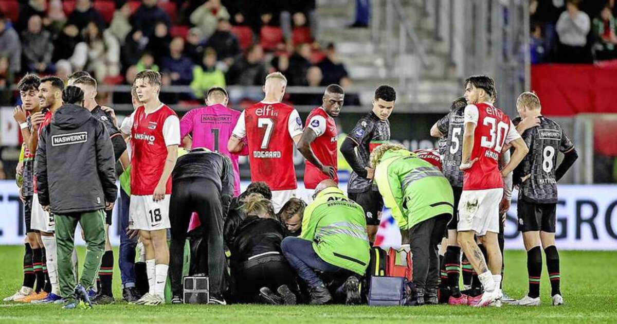 Нападающий НЕК Бас Дост потерял сознание в матче чемпионата Нидерландов