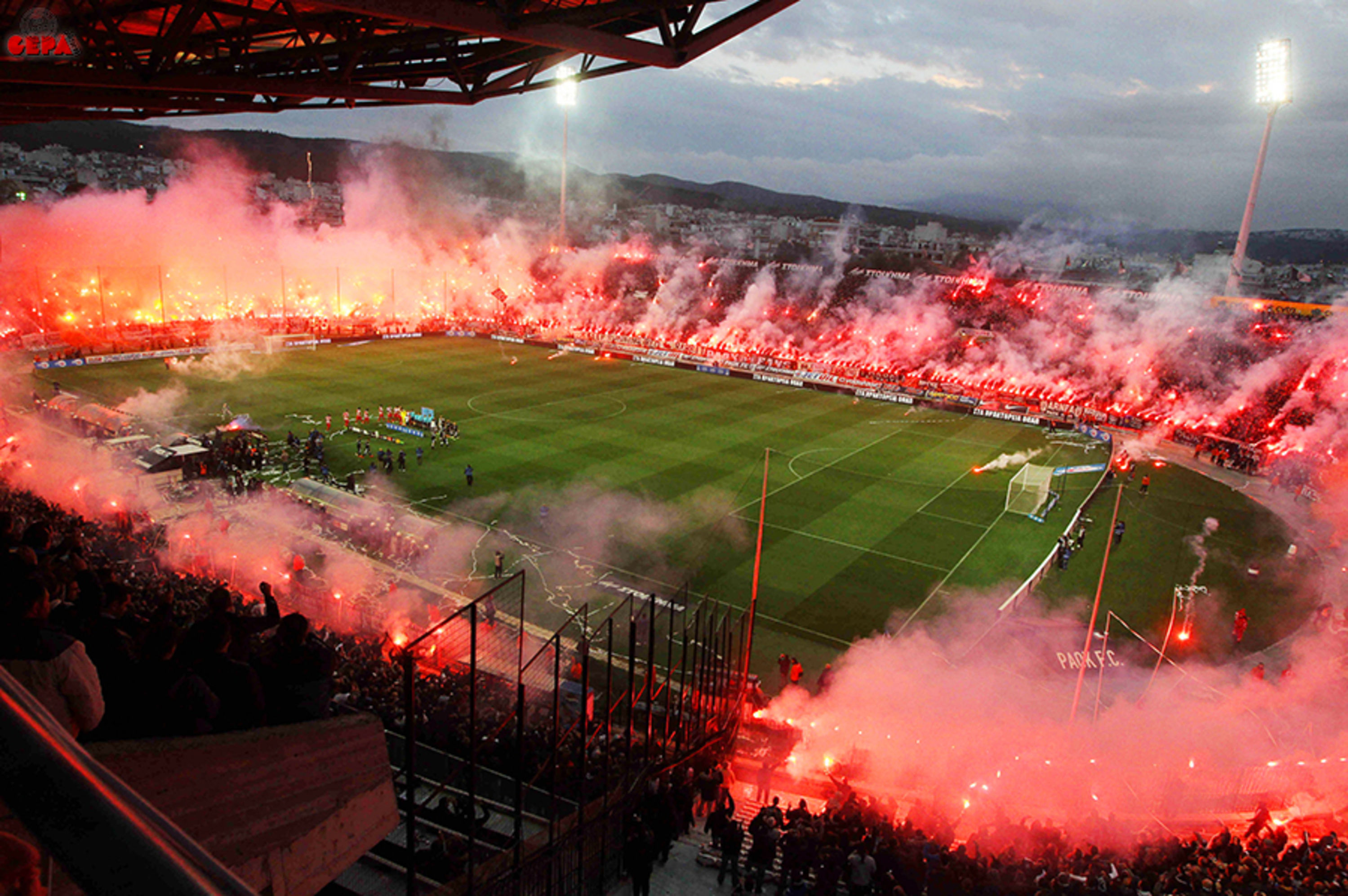 Время на стадионах и. Стадион PAOK. Фаера на стадионе. Фаер футбол. Болельщики на стадионе.