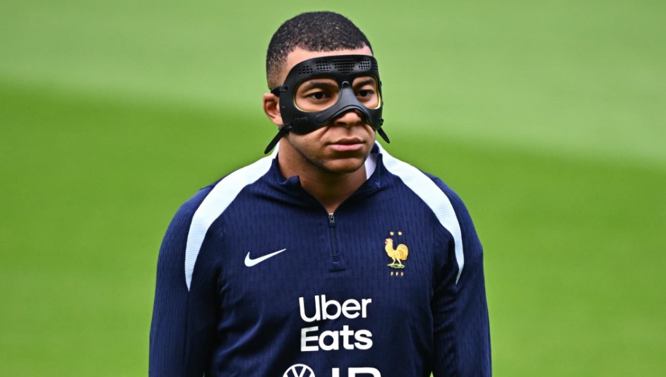 Мбаппе появился на тренировке сборной Франции в новой маске