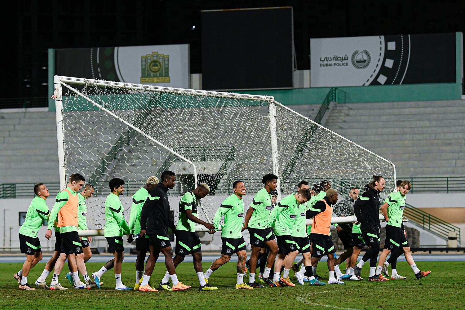 Футбол прямой эфир краснодар. Матчи Краснодара. Краснодар бунедкор. Bunyodkor FC. Матч Краснодар снаружи.