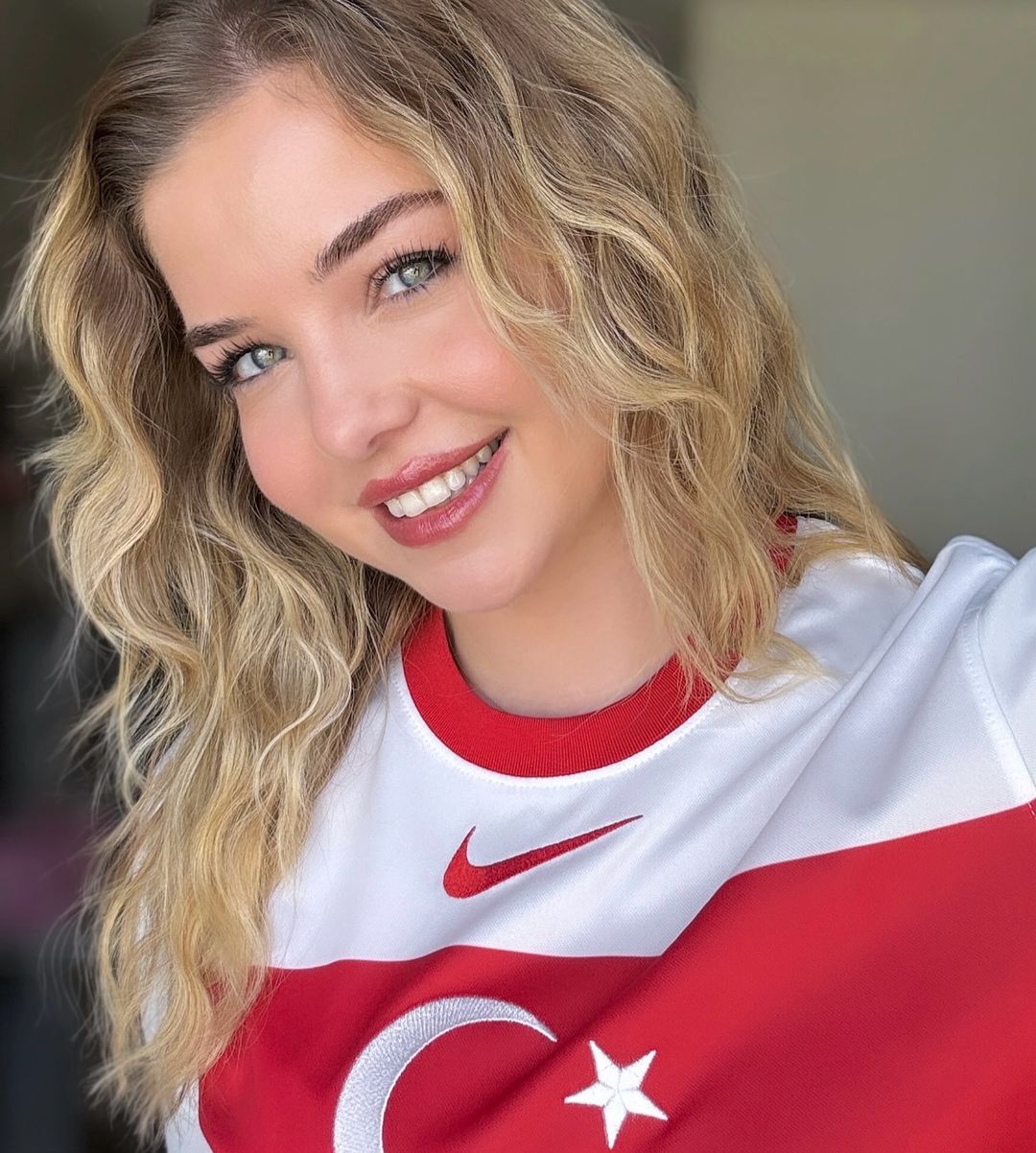 Болельщица из Турции