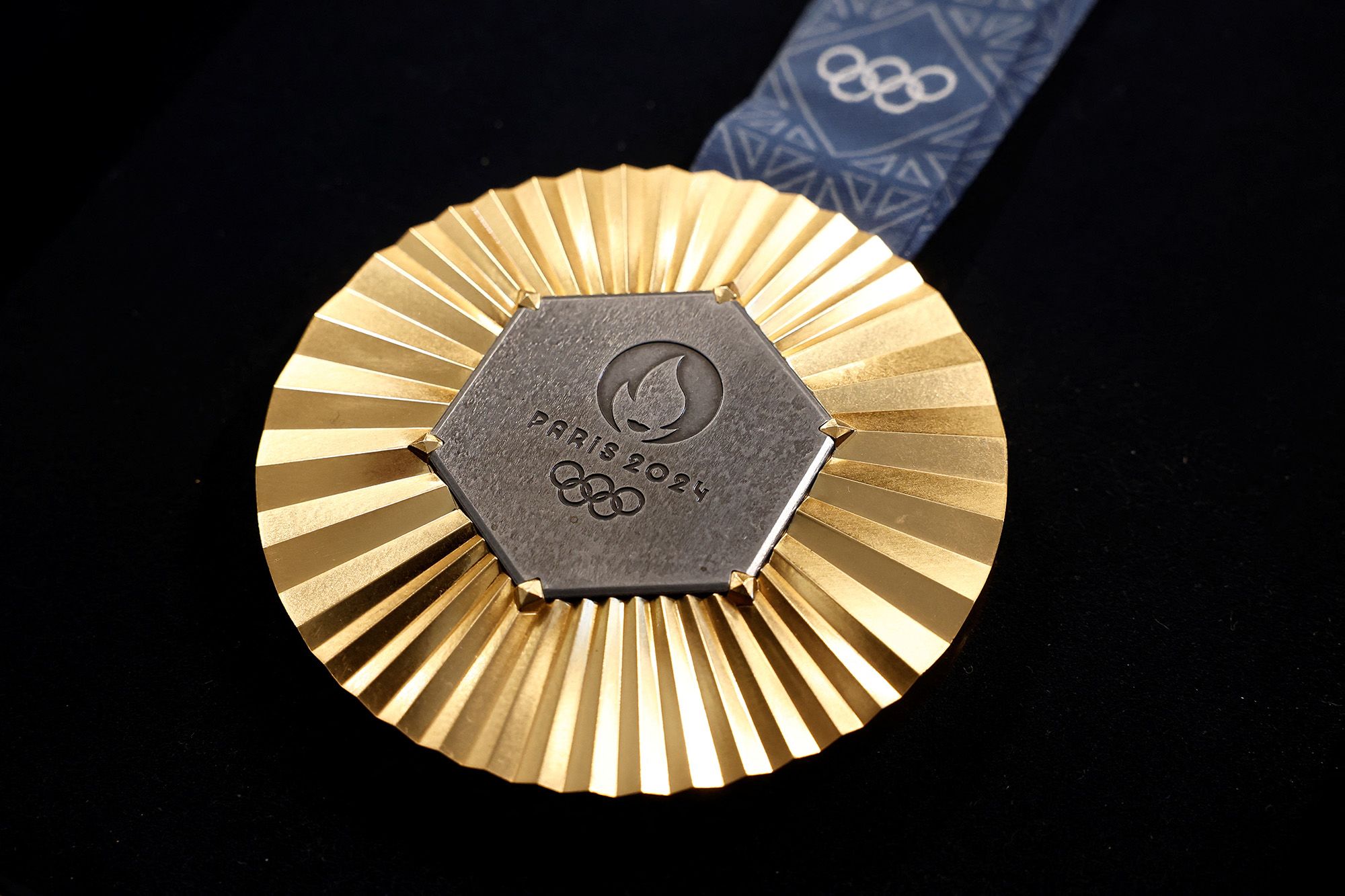 Золотая медаль Олимпиады-2024