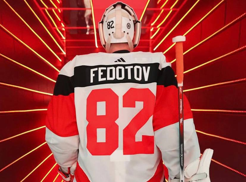 Федотов дебютировал в НХЛ: перепутал ворота, рассмешил зрителей и привёл в восторг Тортореллу