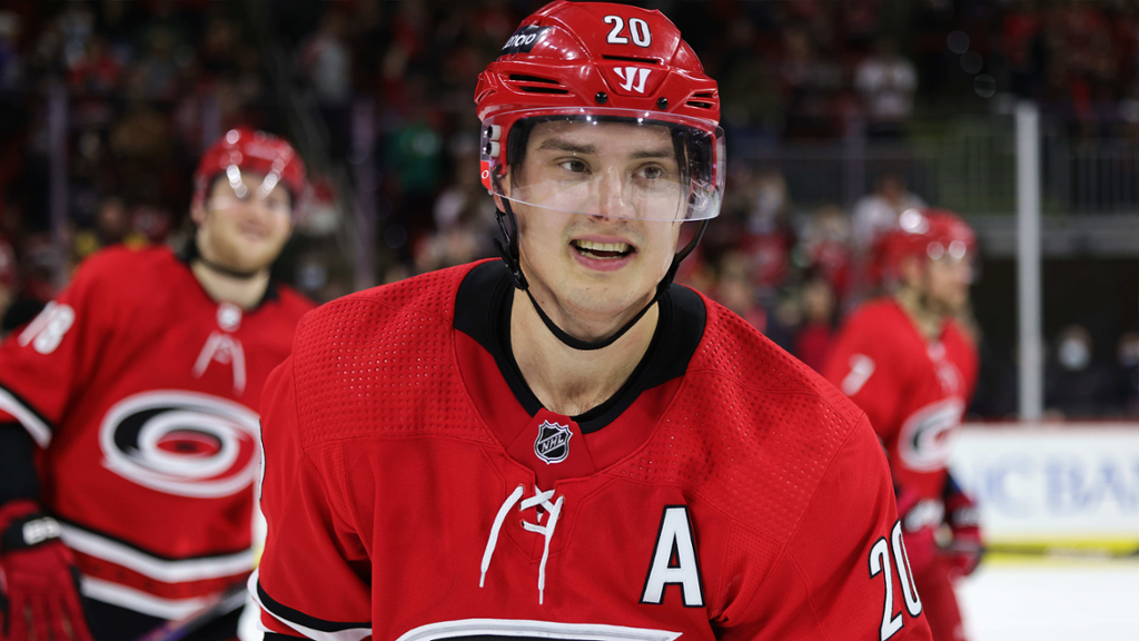 Ахо хоккеист. Carolina Hurricanes Sebastian Aho. Себастьян АХО хоккеист Финляндия. Хоккеист АХО Финляндия.