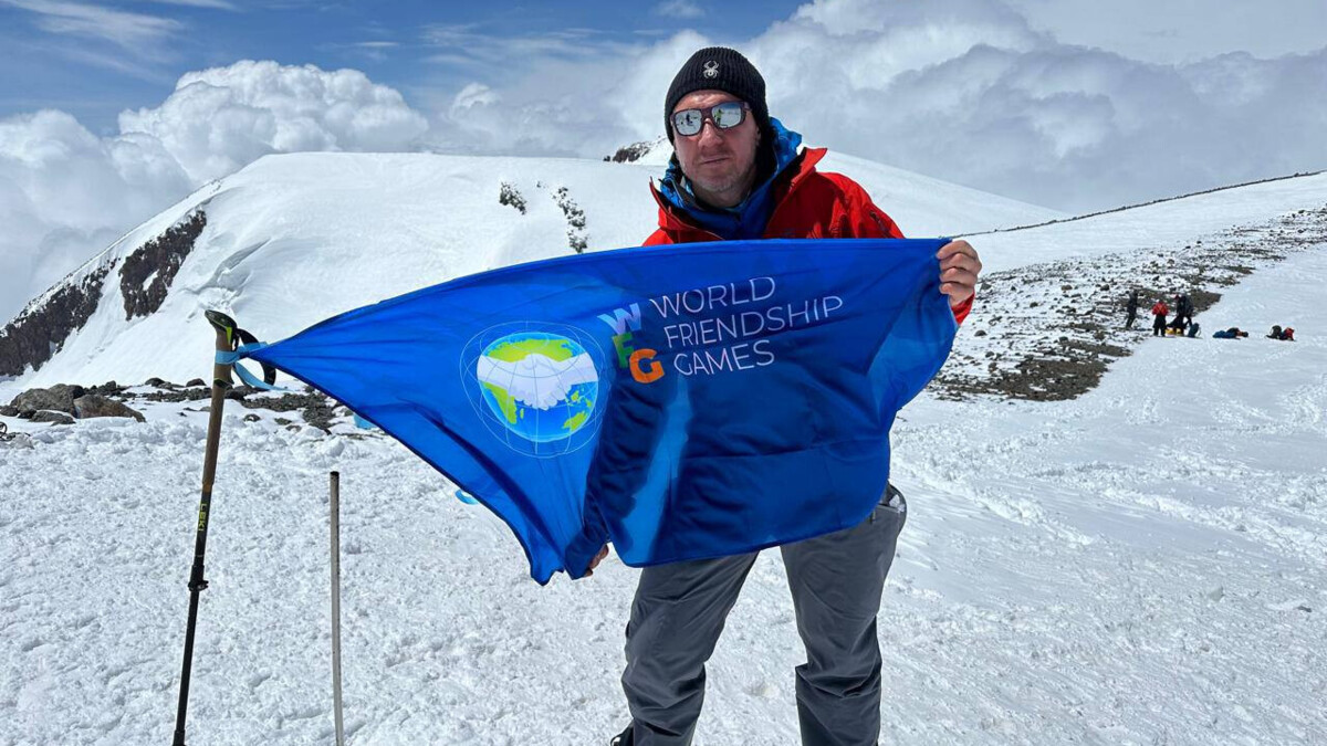 На вершине горы Эльбрус появился флаг с логотипом Всемирных игр дружбы