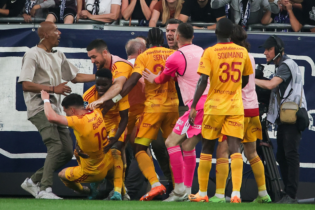 Матч французских команд «Бордо» и «Родез» прервали после нападения фаната на игрока