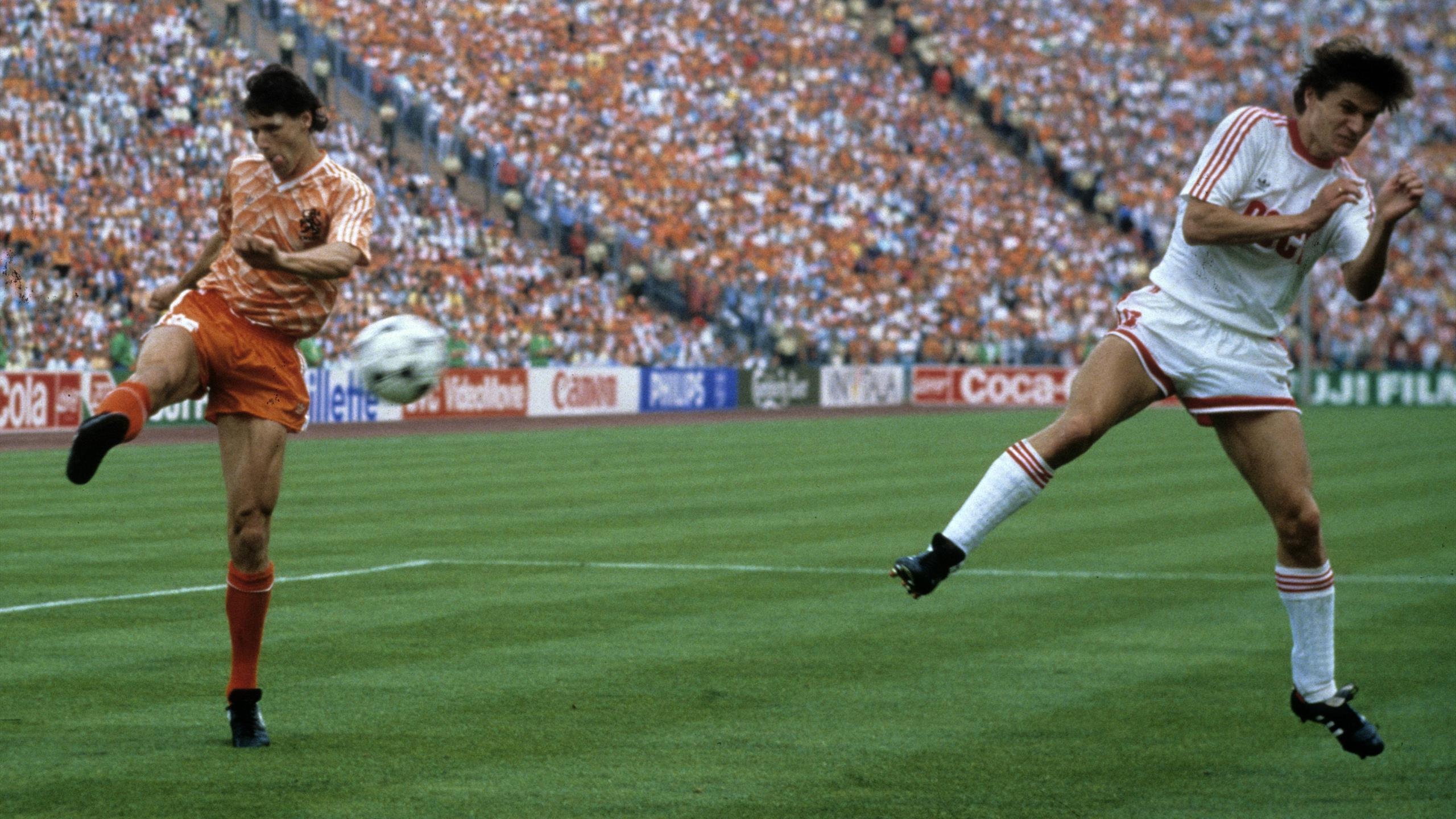 Гол Марко ван Бастена в ворота сборной СССР в финале Евро-1988