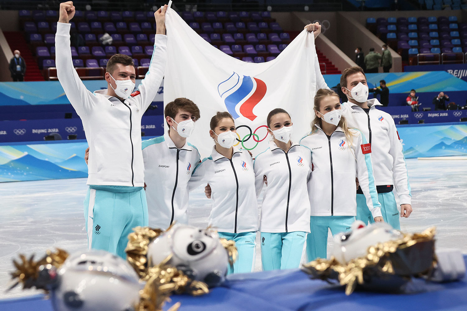 Сборную России лишили золотой медали за командные соревнования ОИ-2022