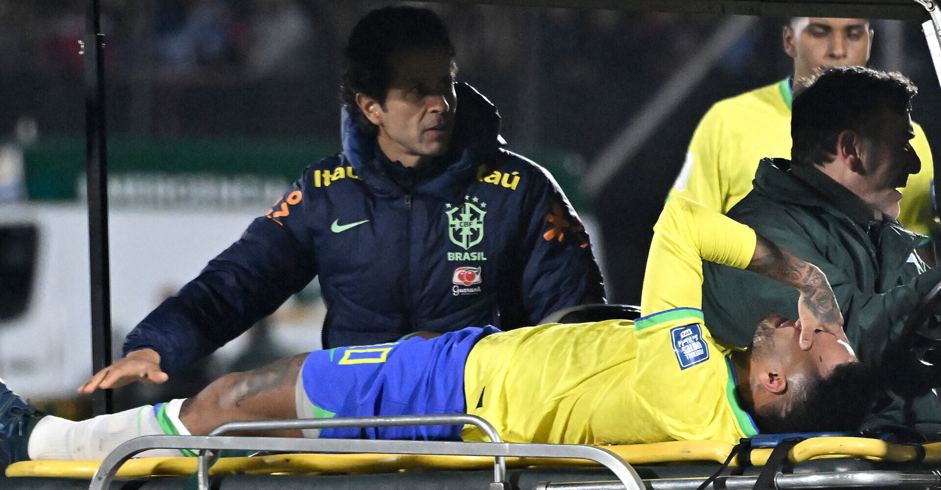 В сборной Бразилии прокомментировали травму Неймара, из-за которой он покинул поле на костылях
