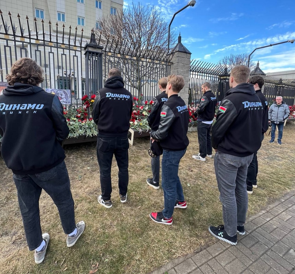 Хоккеисты минского «Динамо» возложили цветы возле российского посольства в Минске