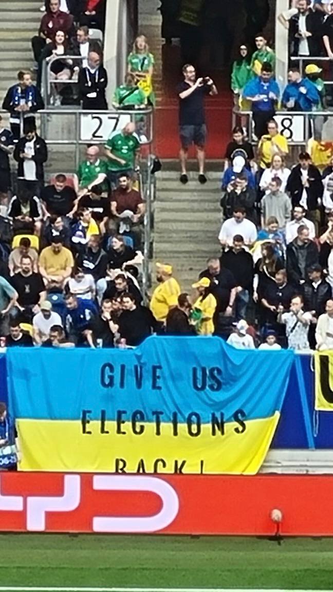 Фанаты вывесили флаг Украины с надписью «Верните нам выборы» на матче Евро-2024