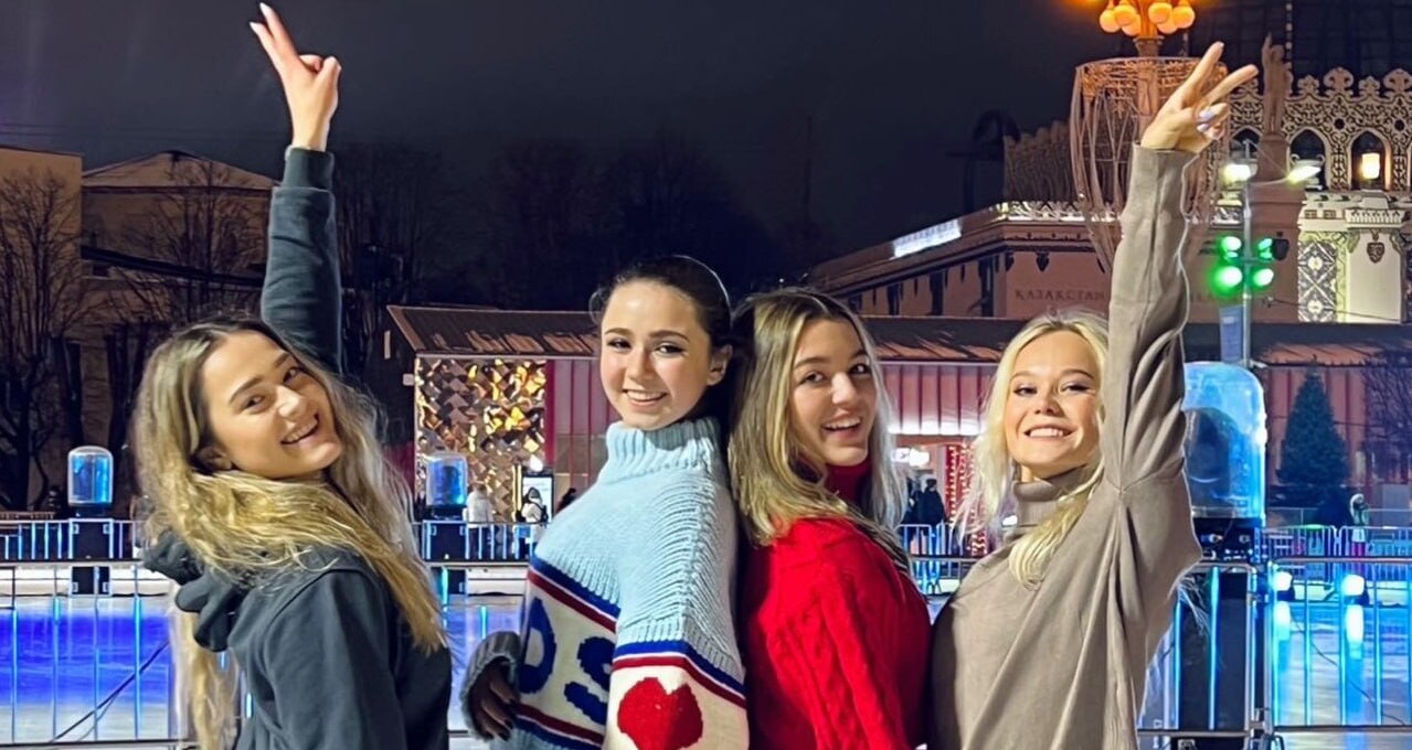 Камилла Валиева с подругами