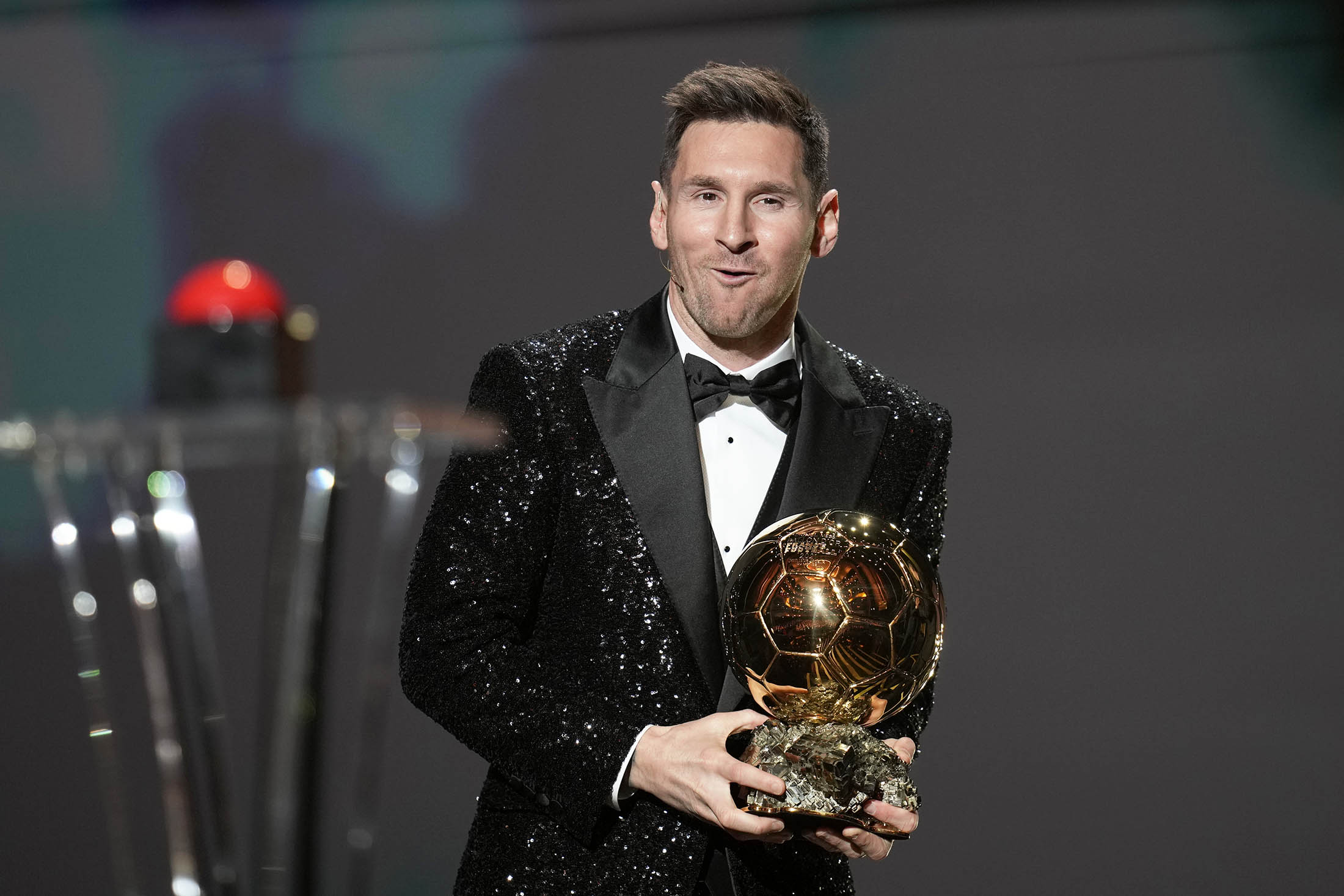 Церемония награждения золотой. Лионель Месси золотой мяч 2021. Messi золотой мяч 2021. Лионель Месси золотой мяч 2010. Лео Месси золотой мяч 2021.