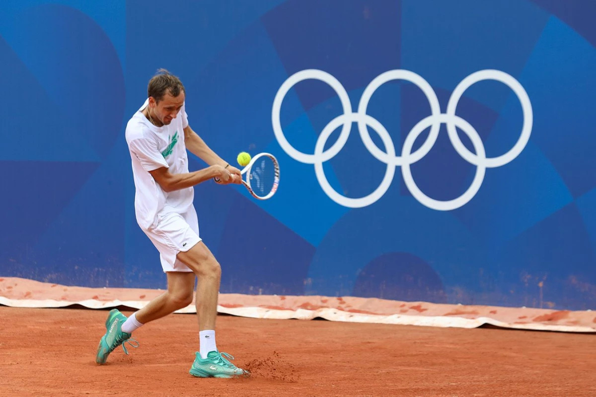Медведев сломал ракетку после вылета с олимпийского турнира