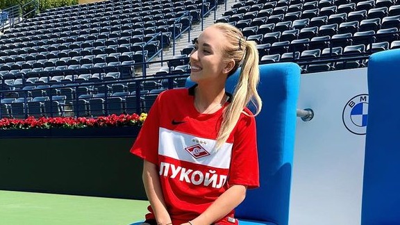 Теннисистка Потапова вышла в футболке «Спартака» на игру с Пегулой в Индиан-Уэллсе