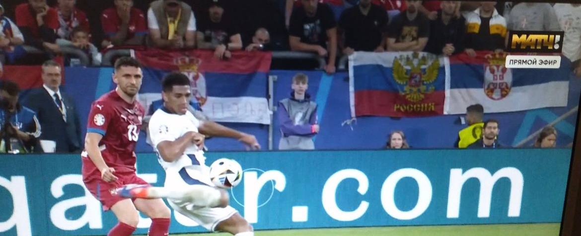 Болельщики вывесили российский флаг на матче Сербии и Англии