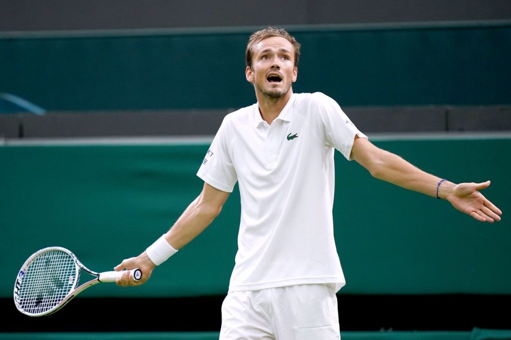 Медведев рассказал, почему он кричит на свою команду: теннис сводит людей с ума