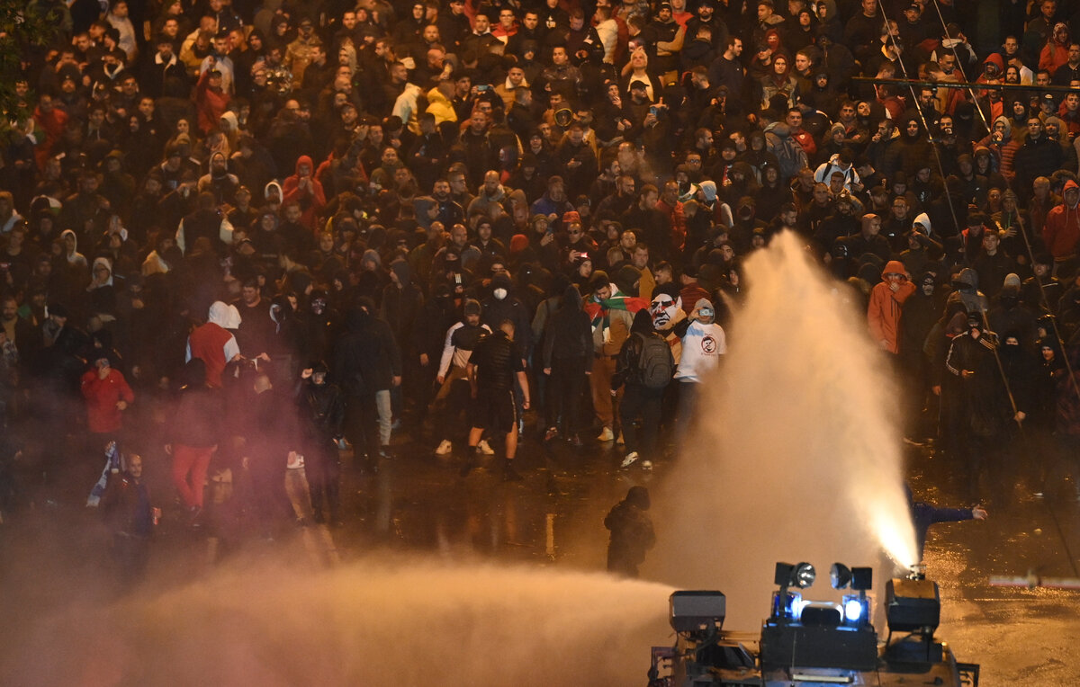 Футбольные фанаты устроили беспорядки в Болгарии, полиция применила водометы и газ