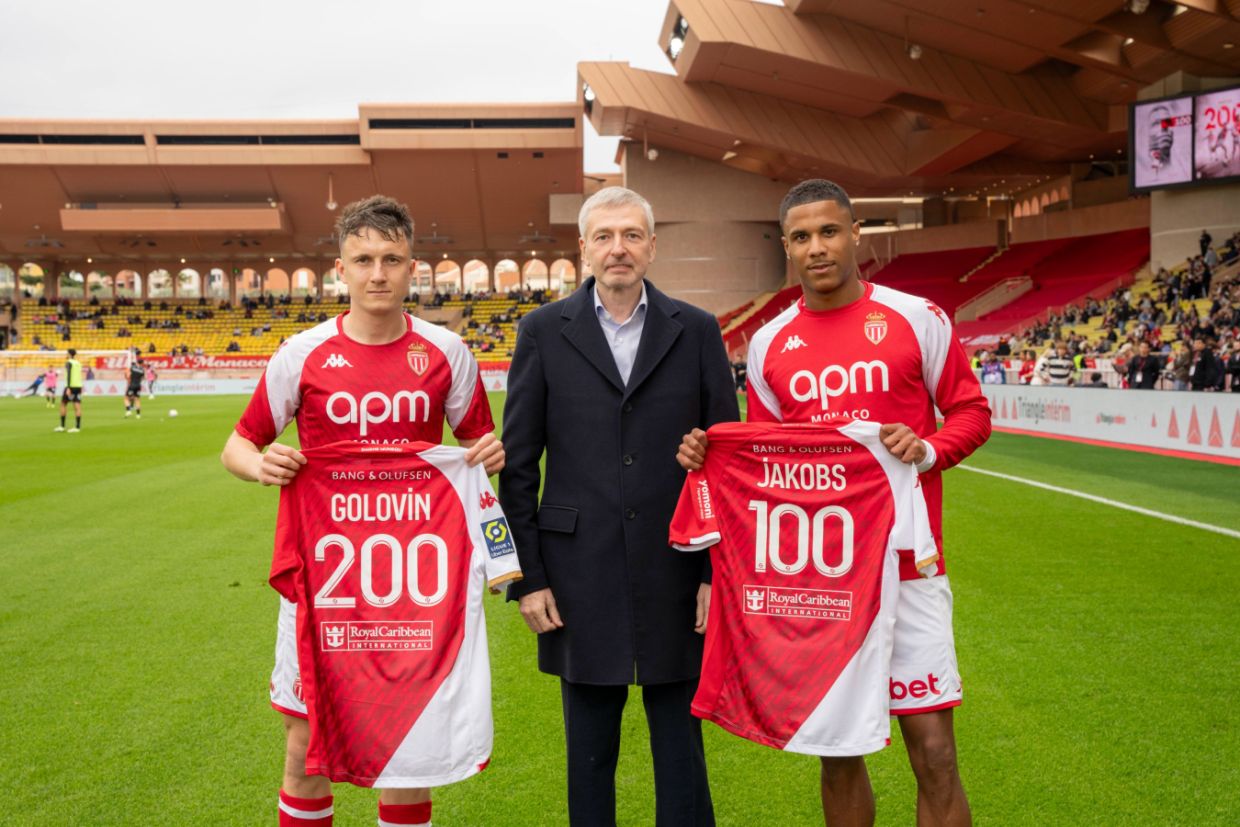 Рыболовлев вручил Головину футболку в честь 200 матчей в составе «Монако»
