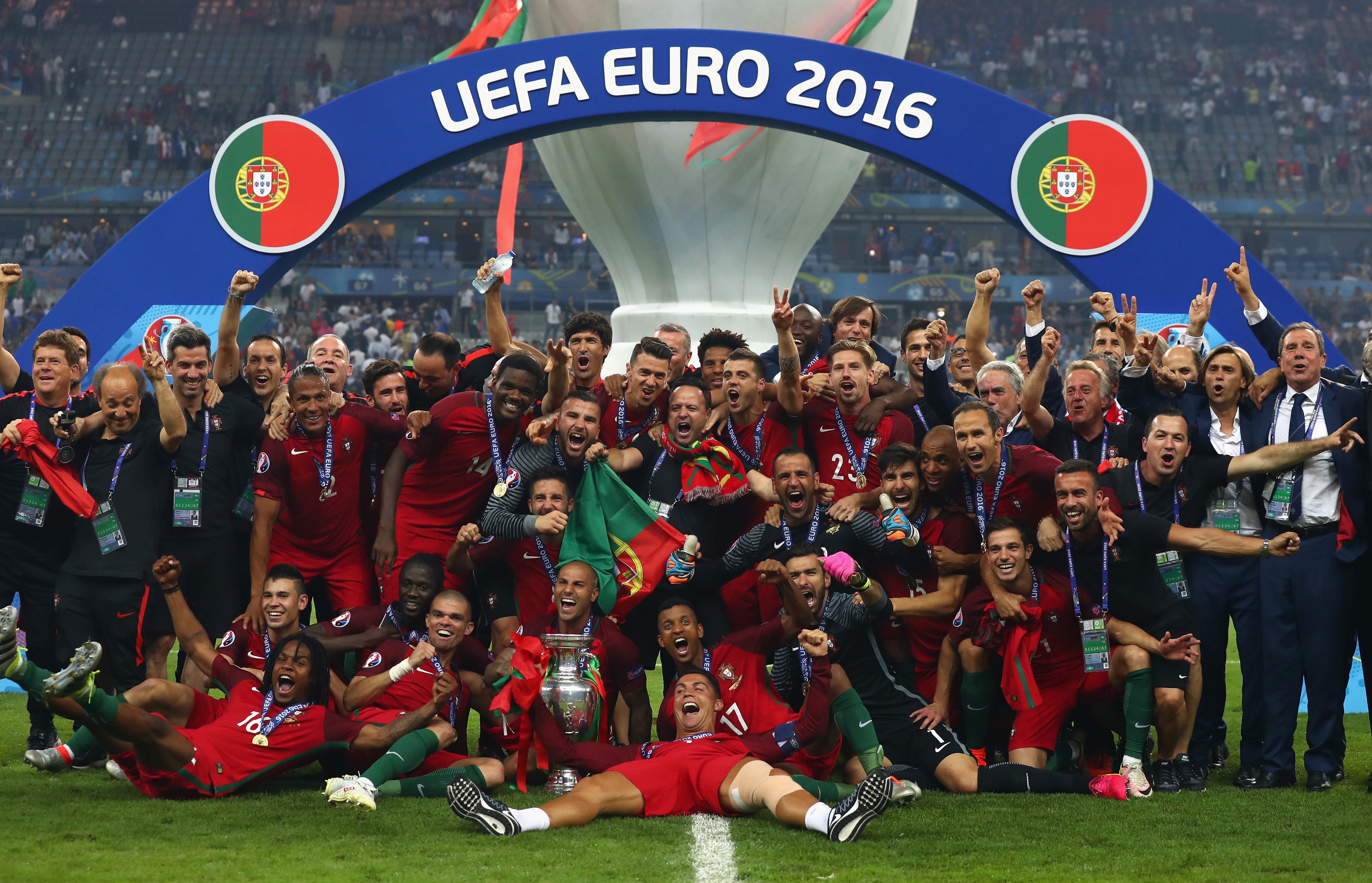 Portugal france football. Сборная Португалии евро 2016. Португалия чемпион Европы 2016. Португалия победитель евро 2016. Португалия выиграла евро 2016.