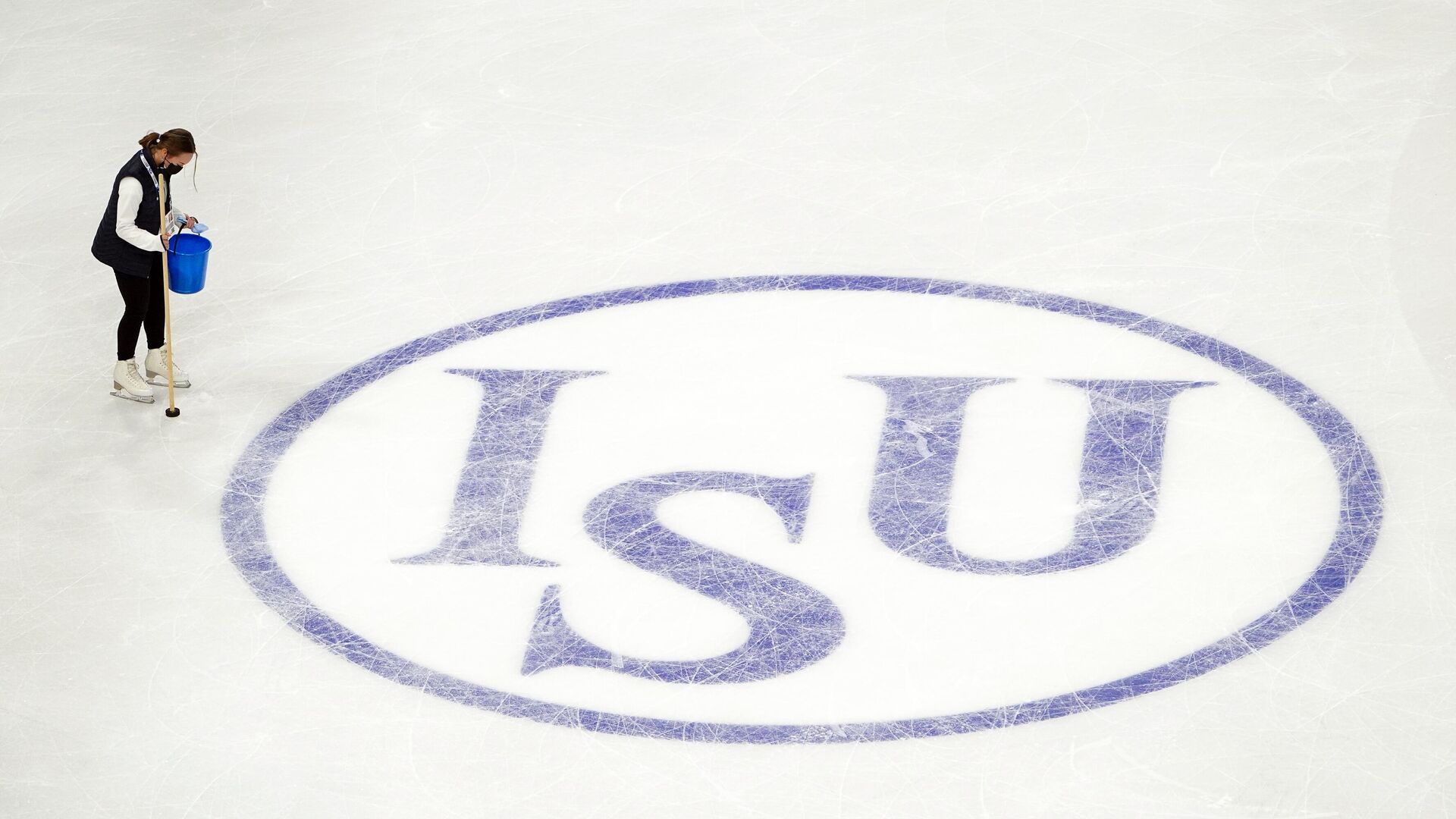 ISU включил судей из России в заявку на новый сезон в конькобежном спорте и шорт-треке