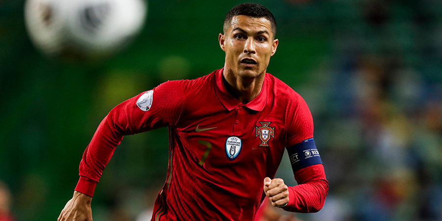 Фанат прорвался на поле и поднял Роналду в воздух во время матча Португалия — Босния