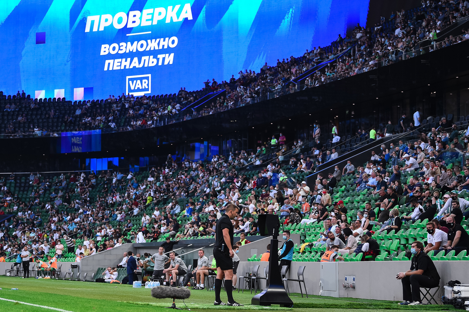 Вилков смотрит ВАР в матче «Краснодара» и «Рубина» / Фото: «Краснодар»