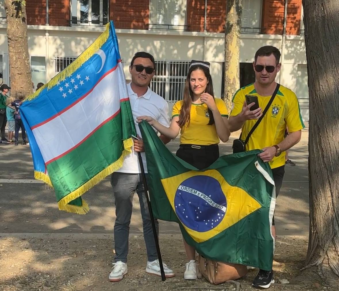 Болельщик сборной Узбекистана и фанаты Бразилии
