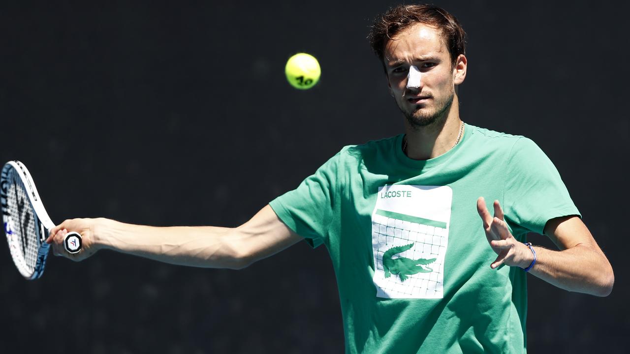 Медведев вышел во второй круг Australian Open из-за отказа француза Атмана