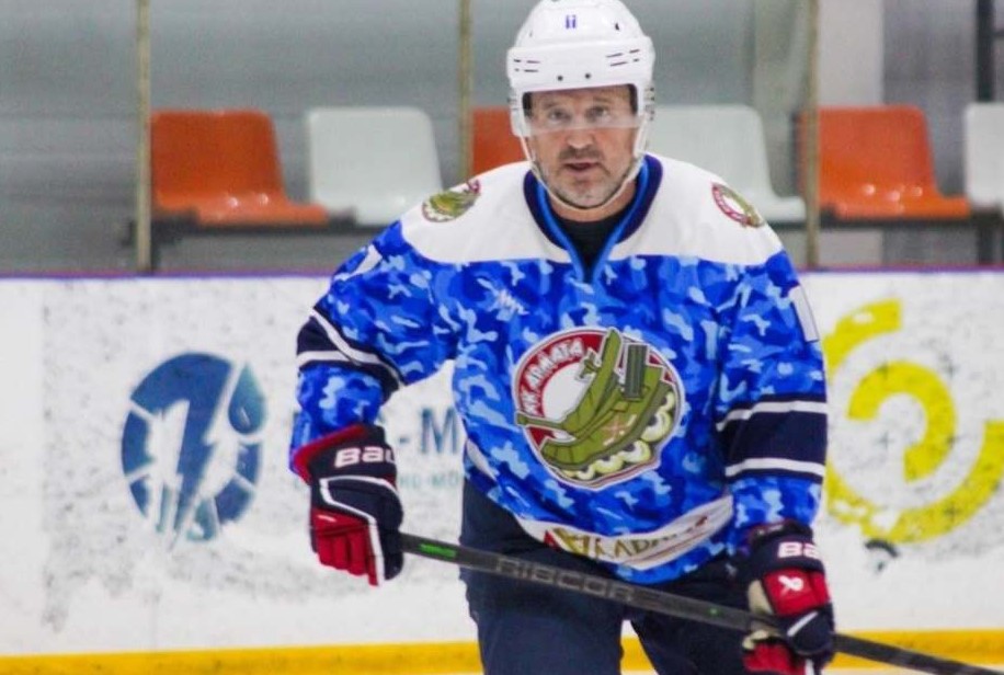 61-летний хоккеист умер во время матча любительской лиги в Москве