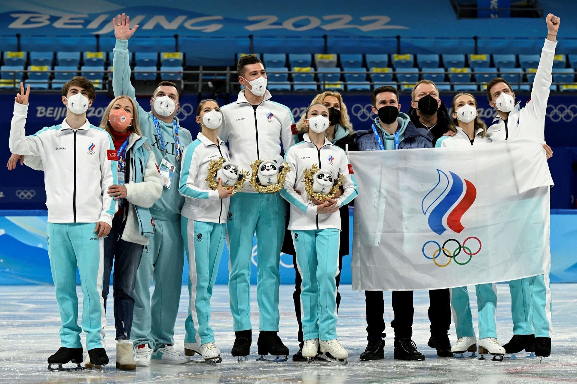 Победители на олимпийских играх получали в награду. Фигуристы России на Олимпиаде 2022. Российские фигуристы в Пекине 2022. Русская фигуристка на Олимпиаде 2022.