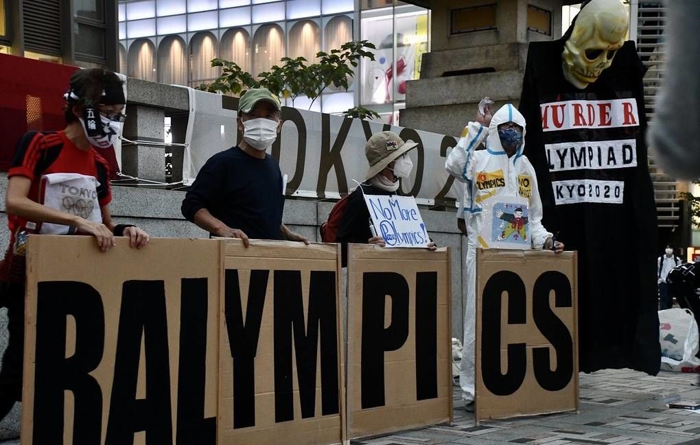 В Токио на фоне закрытия Паралимпиады проходит акция протеста противников олимпийского движения