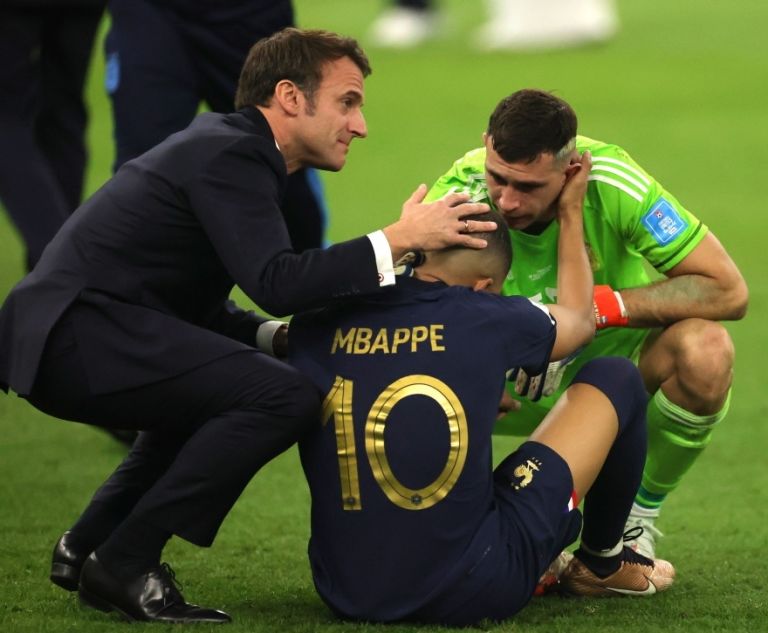 Президент Франции Макрон вышел на поле после завершения финала ЧМ-2022 и обнял Килиана Мбаппе