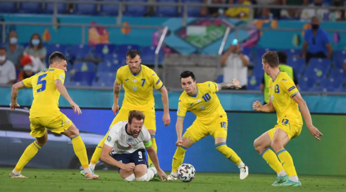 Украина против Англии: вышла с 0:1, смело поменяла схему, шла ровно по цифрам. И получила 3 гола головой