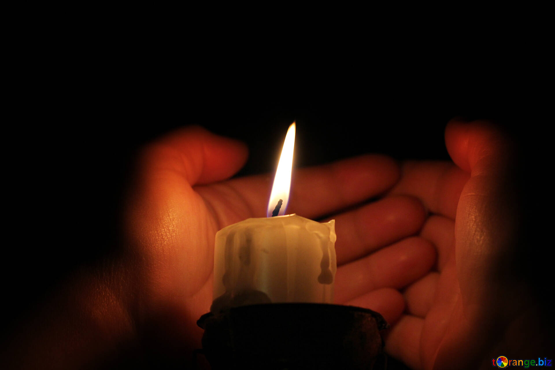 Свеча в честь погибших. Свеча памяти. Свеча скорби. Траурная свеча. Свеча в руках.