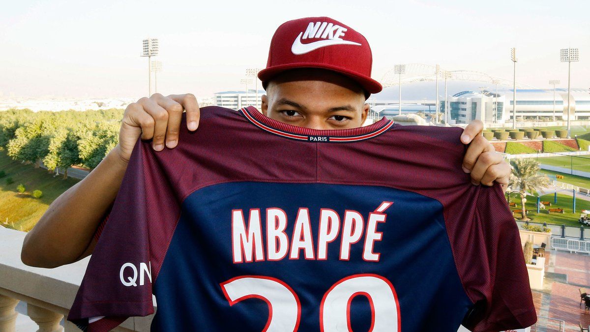 Футболка Мбаппе продана на аукционе более чем за миллион рублей