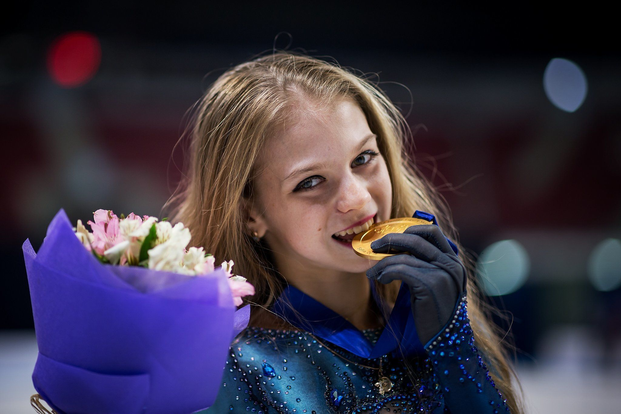 Саша трусова карьера. Александра Вячеславовна Трусова. Саша Трусова фигуристка. Фигуристка Журова Светлана. Александра Трусова с медалью.