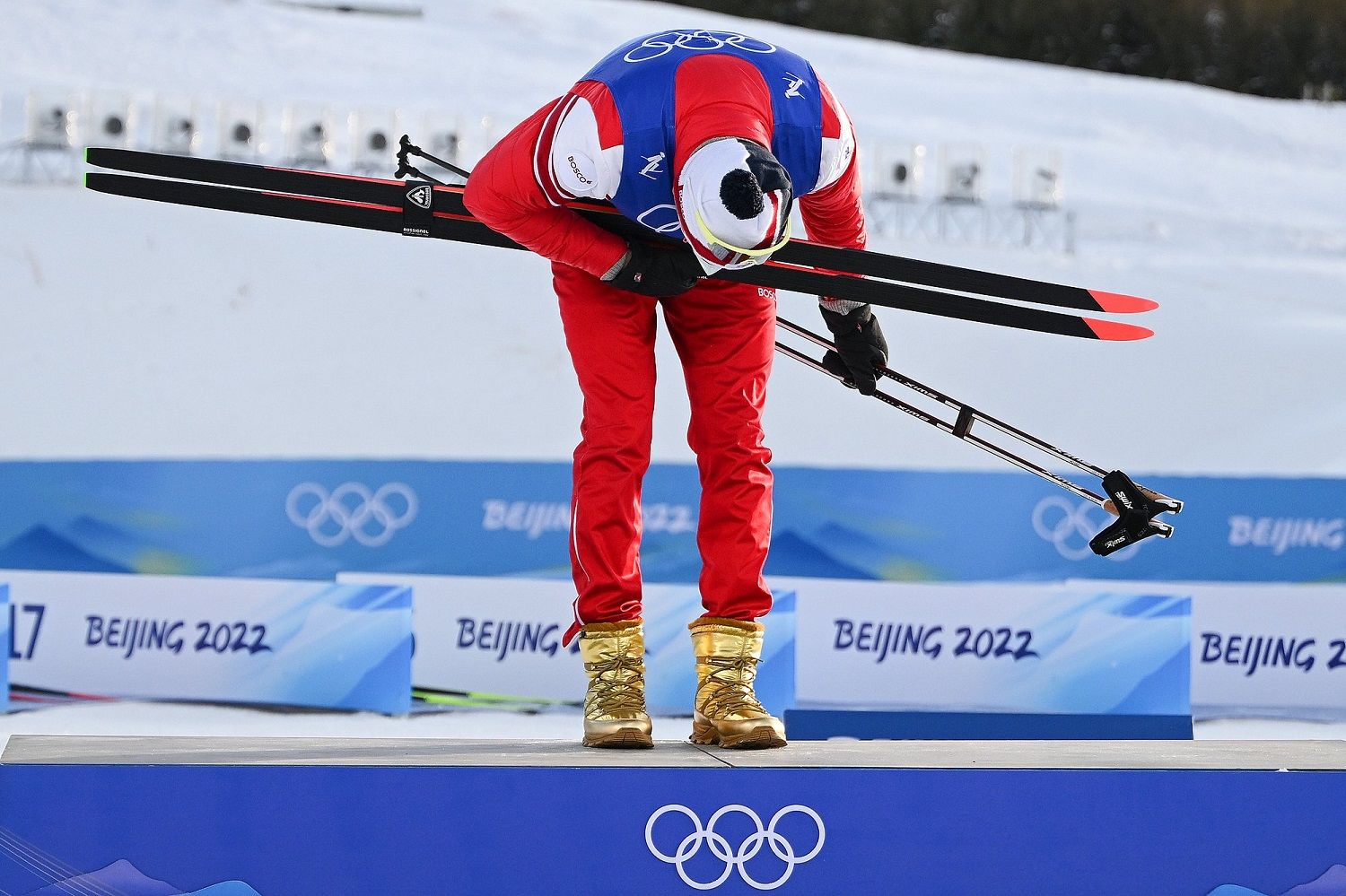 Большунов и Якимушкин получили медали за масс-старт на церемонии закрытия Олимпиады в Пекине