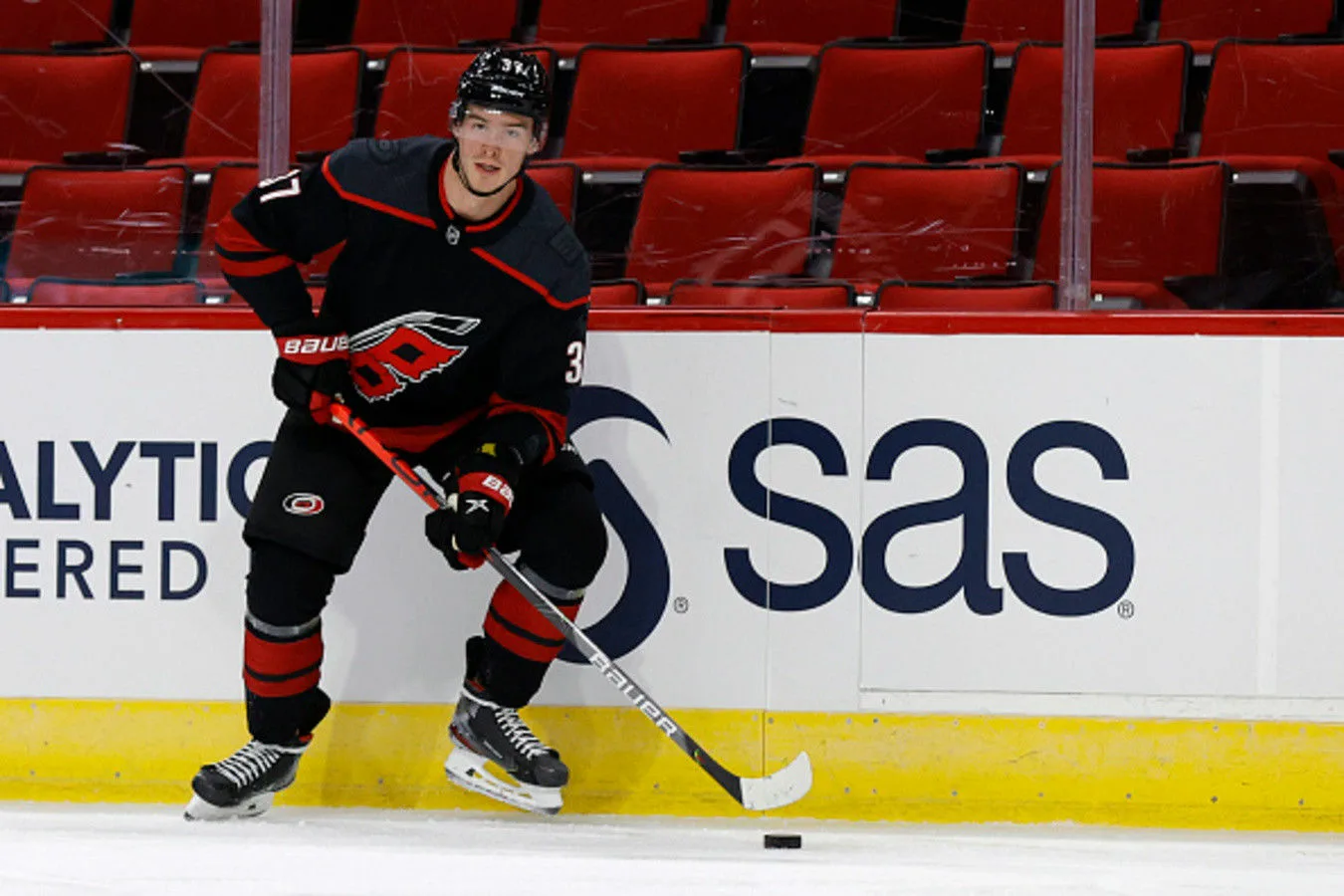 Свечников занял второе место в рейтинге лучших игроков НХЛ до 23 лет